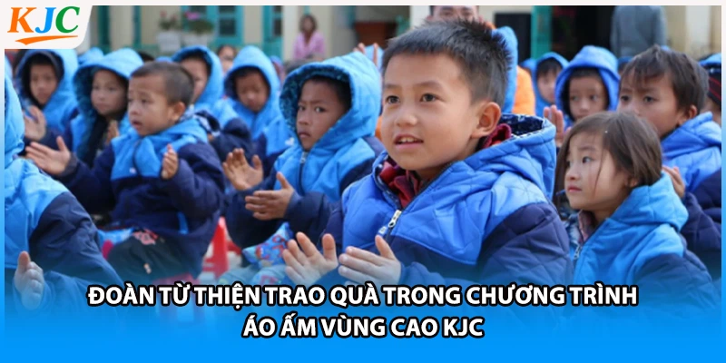 Đoàn từ thiện trao quà trong chương trình áo ấm vùng cao KJC