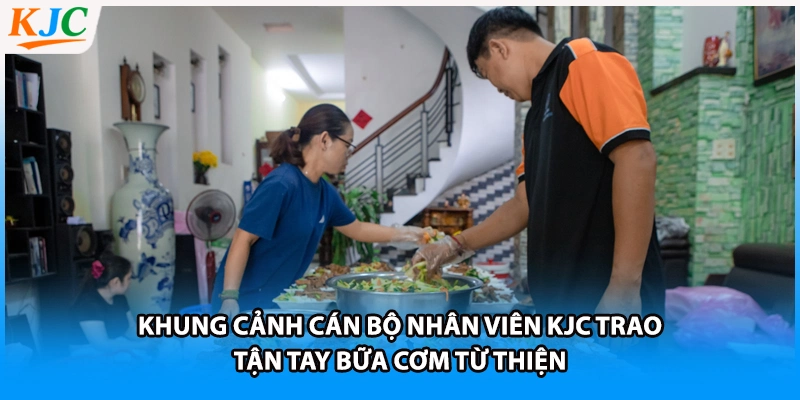 Khung cảnh cán bộ nhân viên KJC trao tận tay bữa cơm từ thiện