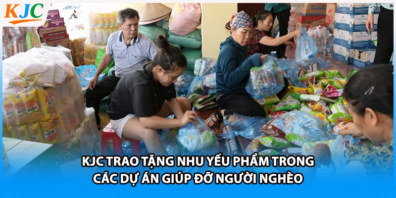 KJC trao tặng nhu yếu phẩm trong các dự án giúp đỡ người nghèo
